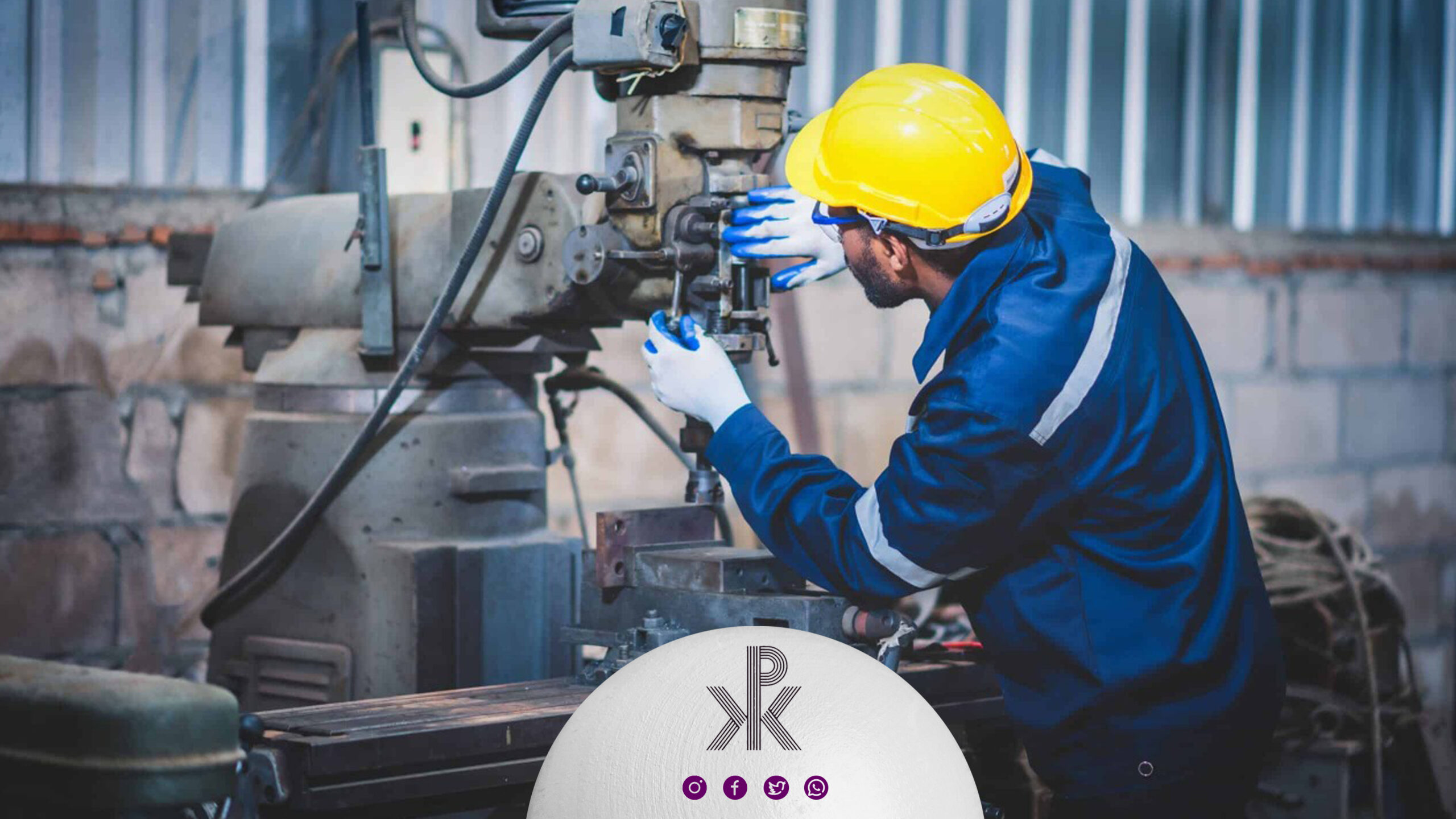 متخصص تعمیرات دستگاه تراش منوال در حال تعمیر