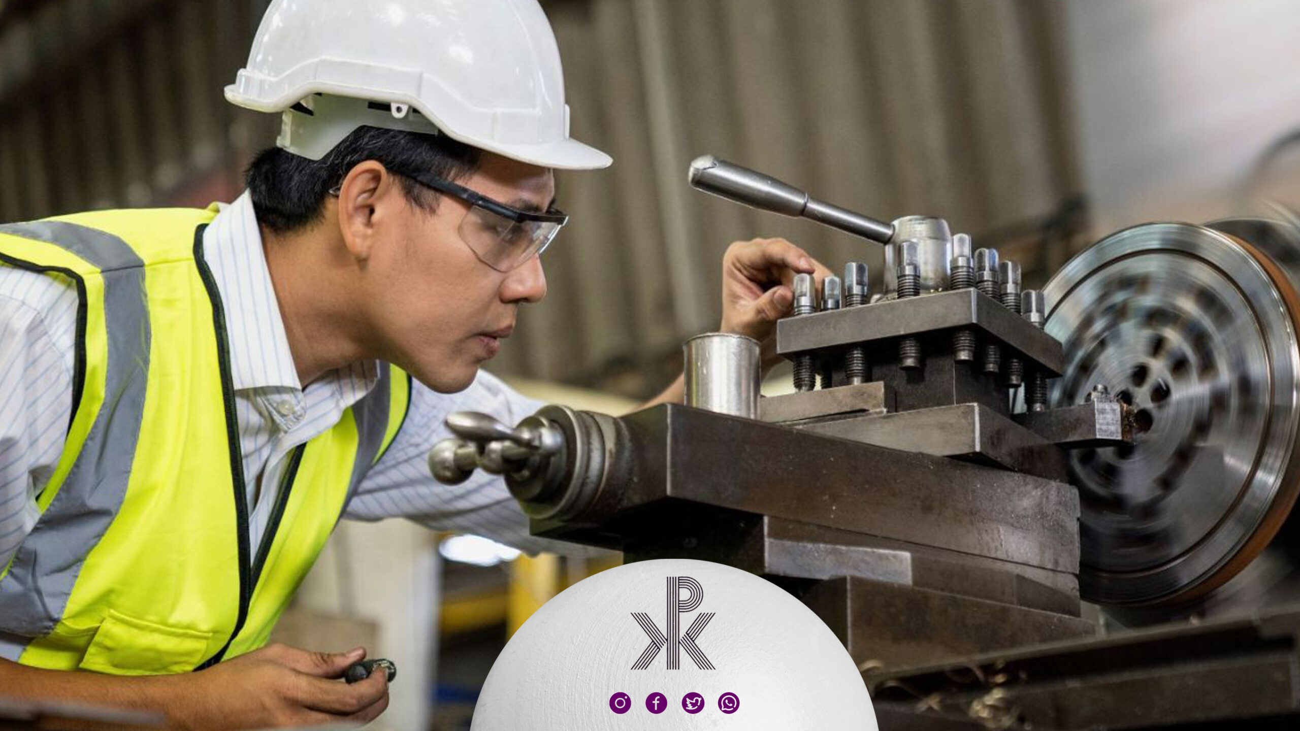 تراشکار متخصص در حال تعمیر دستگاه تراش منوال و سنتی