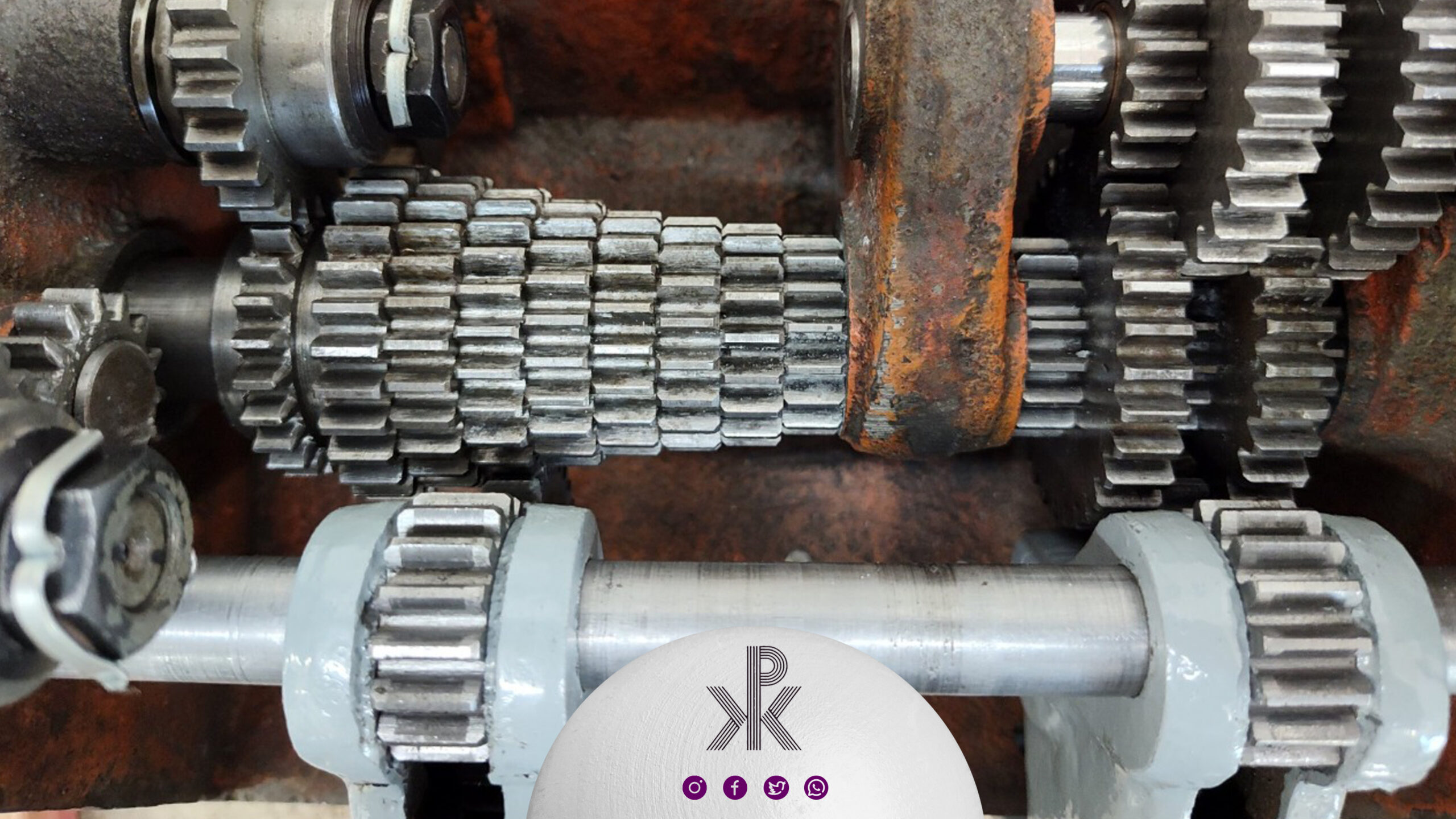 گیربکس در حال تعمیر دستگاه تراش منوال